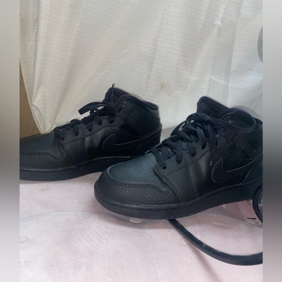 Black Jordan 1's - Picture 2 of 12